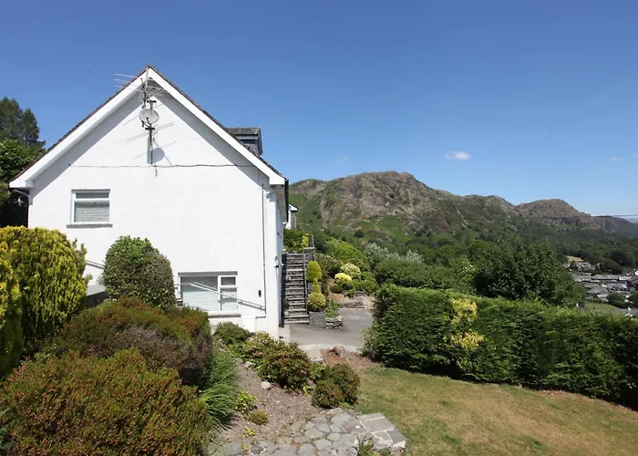 Hilltop, Spacious With Incredible Views *