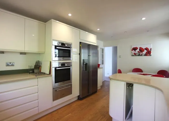 Hilltop, Spacious With Incredible Views