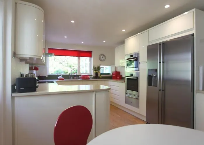 Hilltop, Spacious With Incredible Views