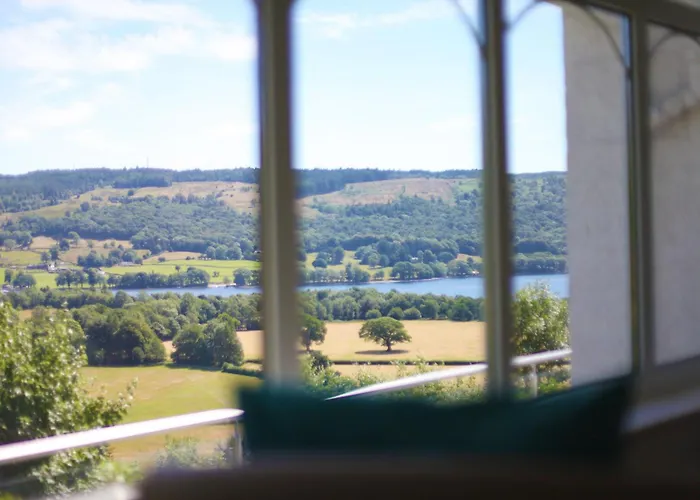 Hilltop, Spacious With Incredible Views