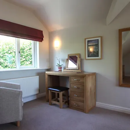 Hilltop, Spacious With Incredible Views *